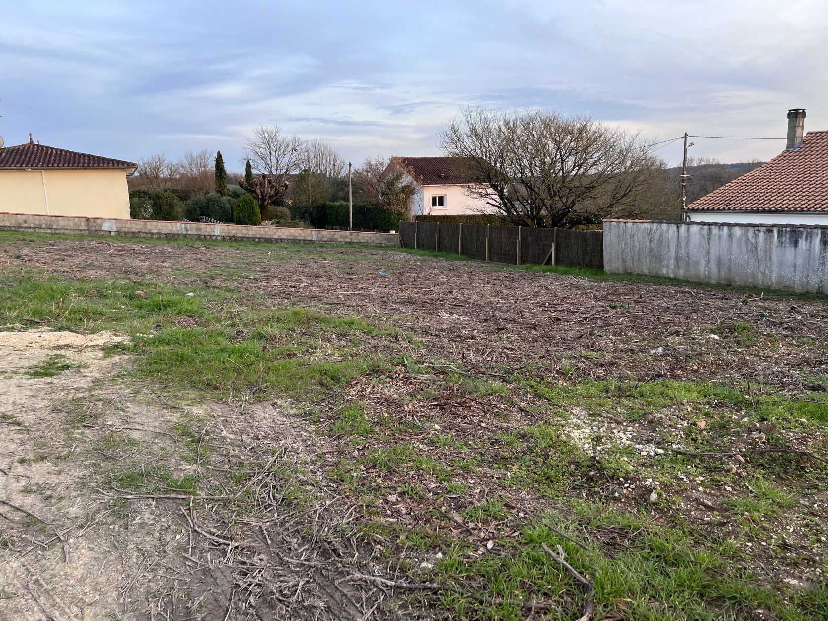 Ravissant terrain viabilisé de 780m2 à RUELLE-SUR-TOUVRE (16600)