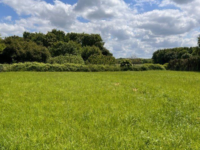 Beau terrain à batir viabilisé de 636m2 en vente à LONGEVES