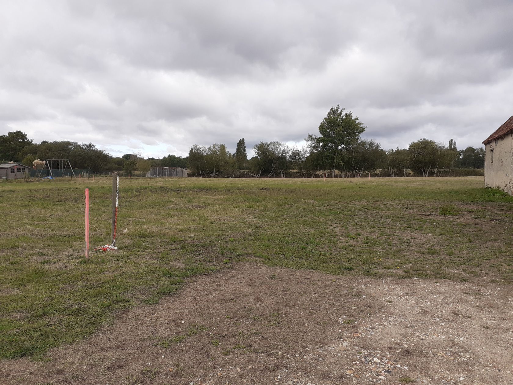 Très beau terrain à vendre viabilisé de 1121m2 disponible à BOUZY-LA-FORET (45460)