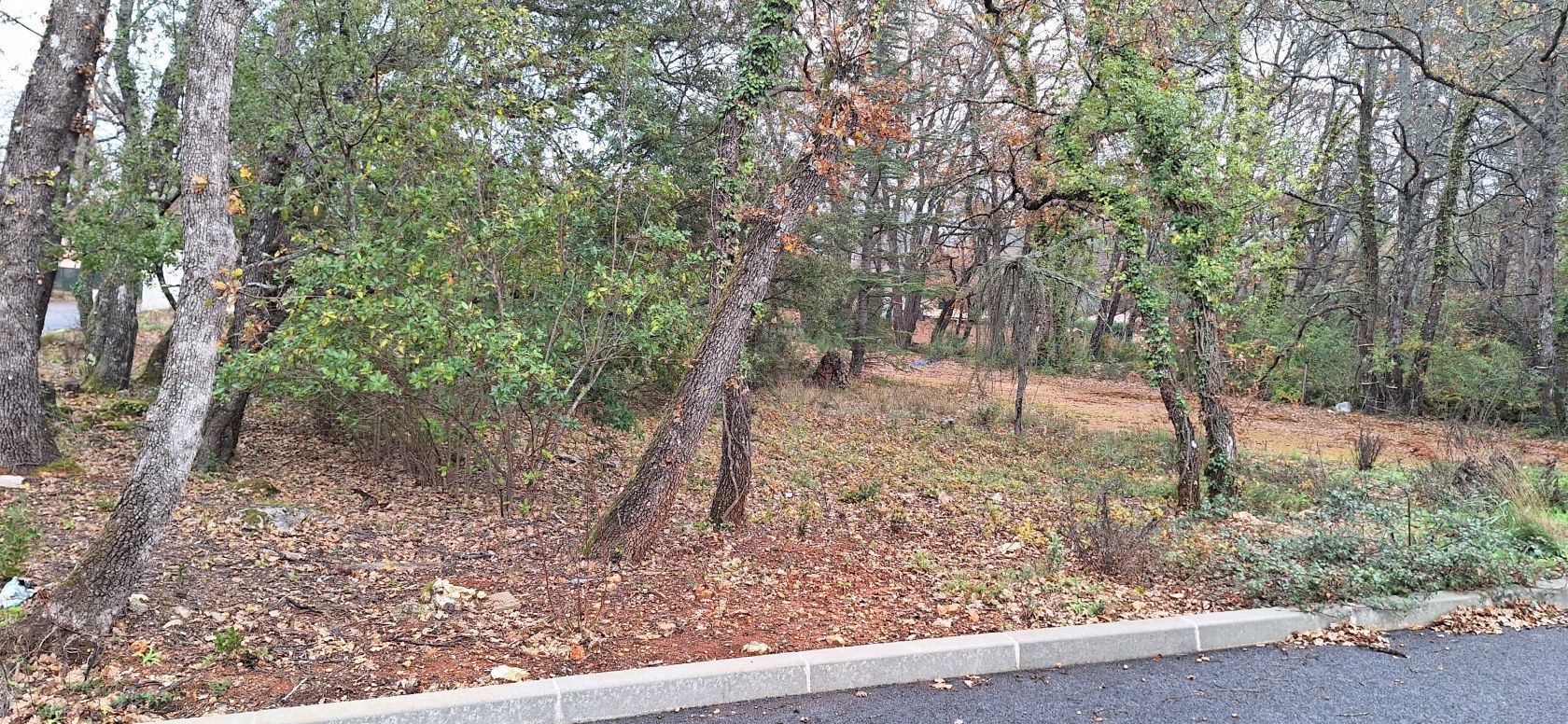 Joli terrain à construire de 1059m2 disponible à NANS-LES-PINS