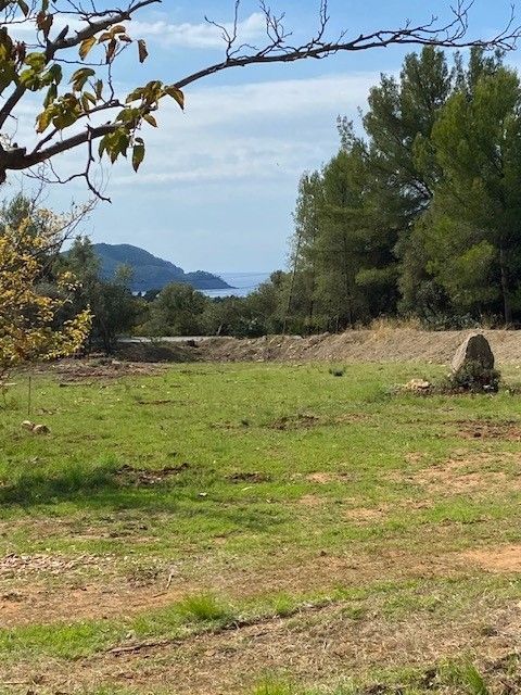 Agréable terrain constructible viabilisé de 2447m2 à SAINT-CYR-SUR-MER (83270)