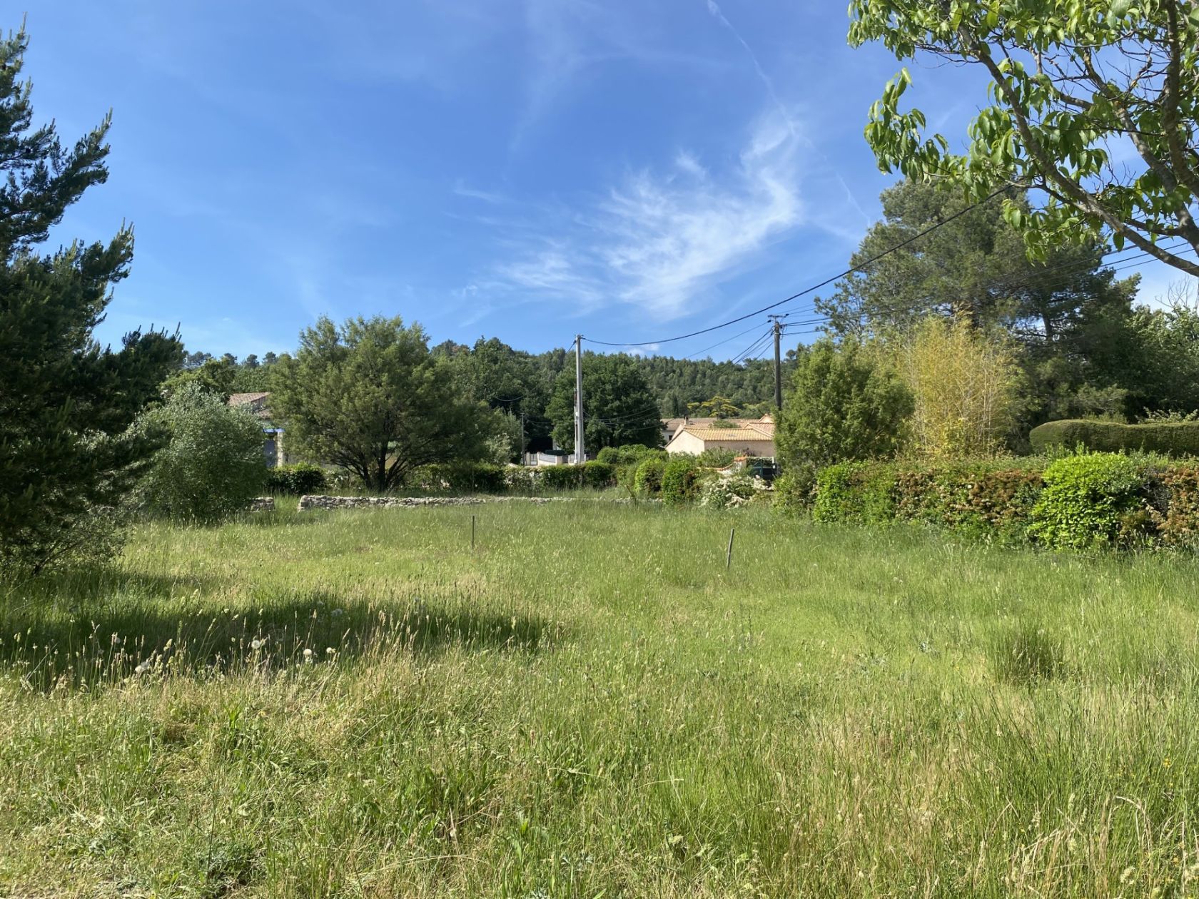 terrain viabilisé disponible à FORCALQUEIRET (83136)
