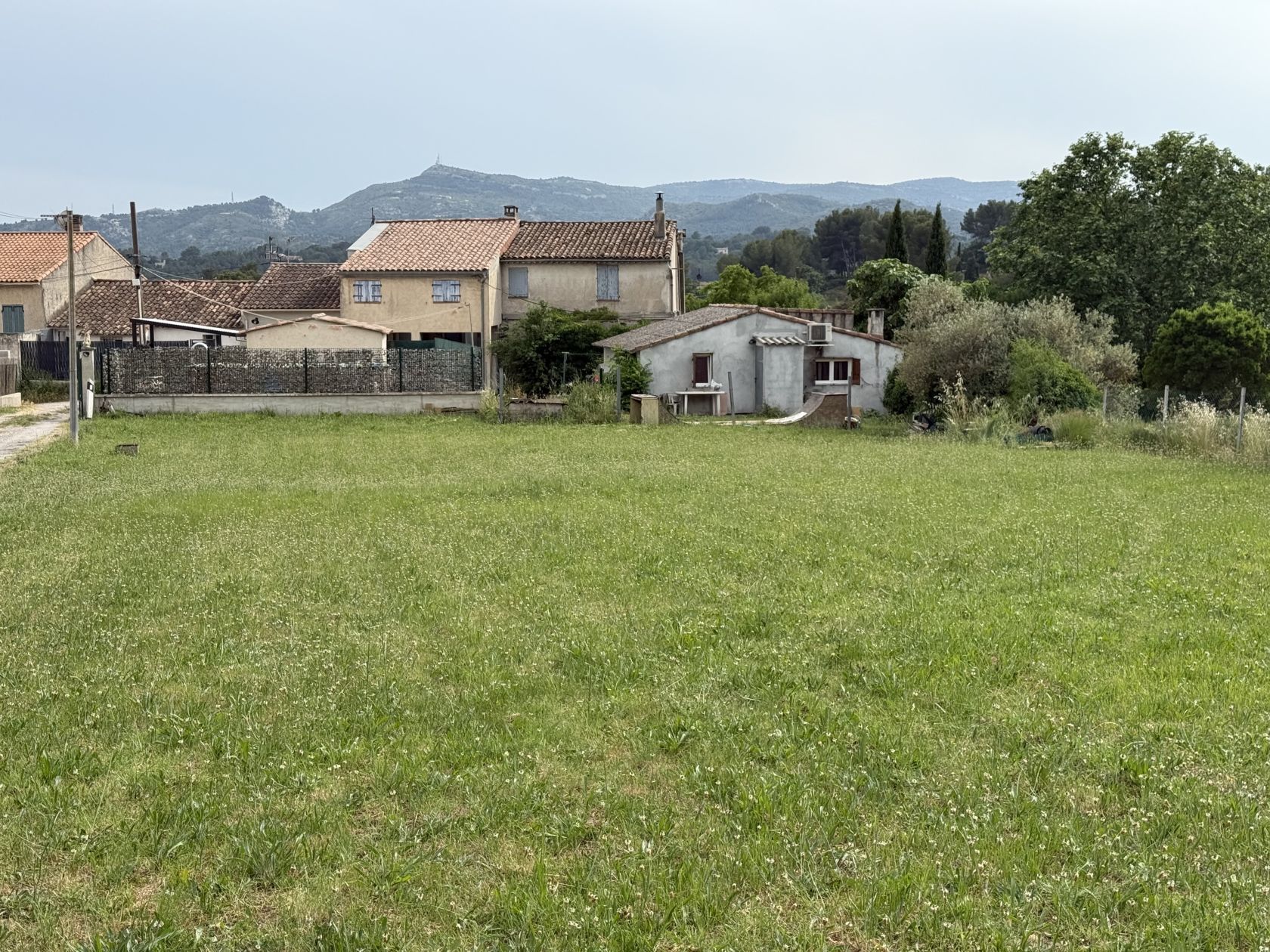 Ravissant terrain viabilisé de 593m2 disponible à LA BOUILLADISSE (13720)