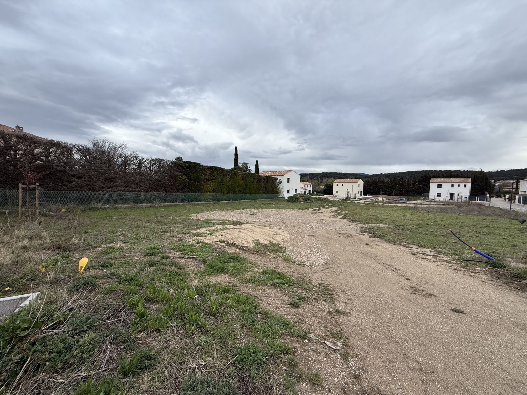Joli terrain à vendre disponible à CABRIES (13480)