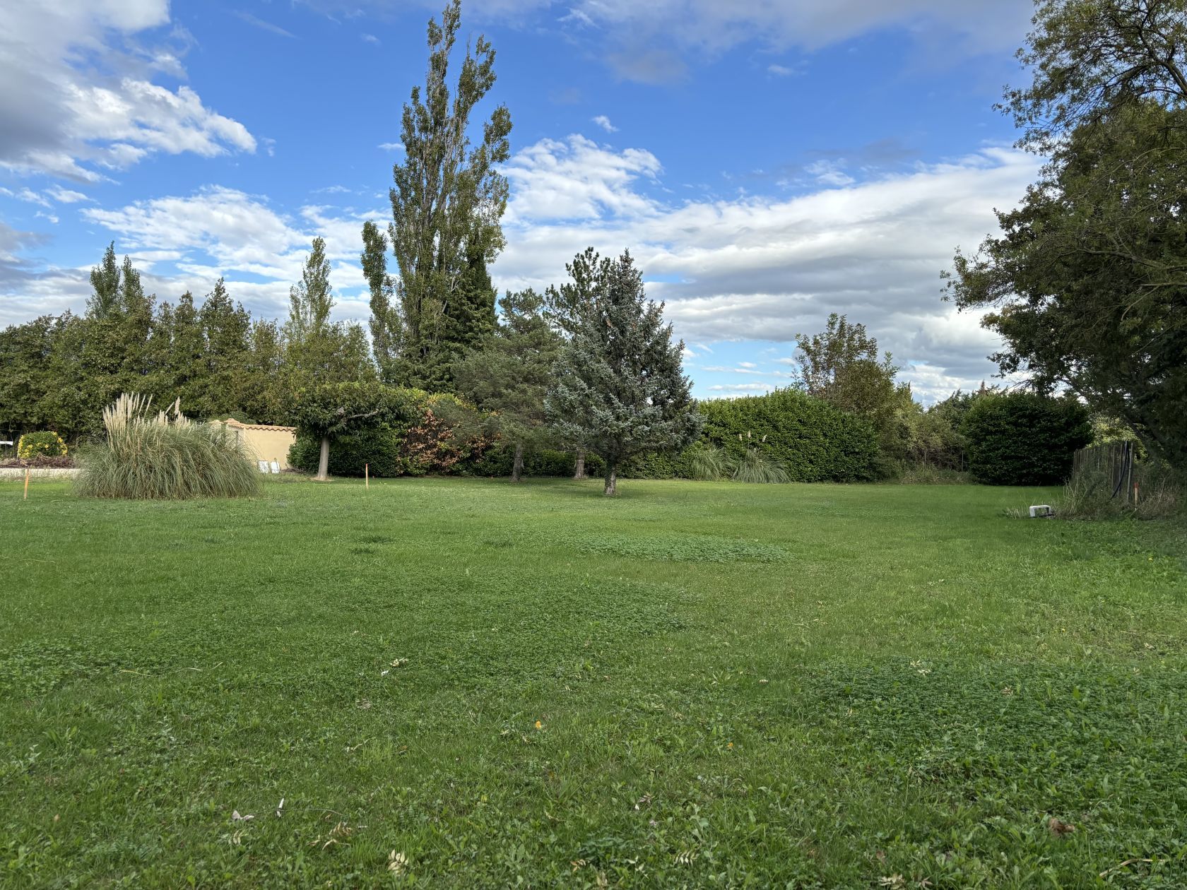 Offre de terrain constructible viabilisé de 698m2 à SENAS