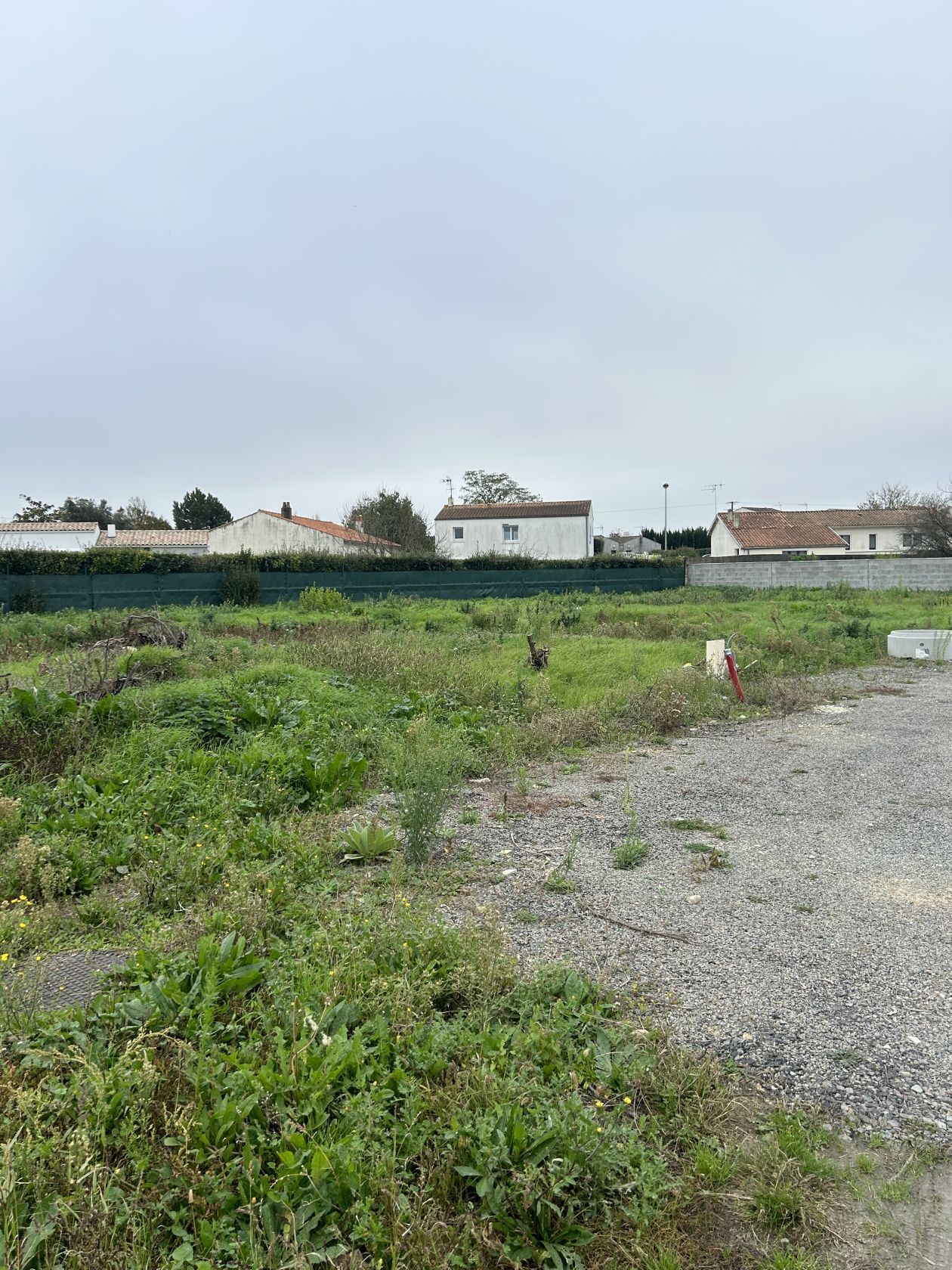 terrain viabilisé de 472m2 disponible à SAINTE-SOULLE (17220)