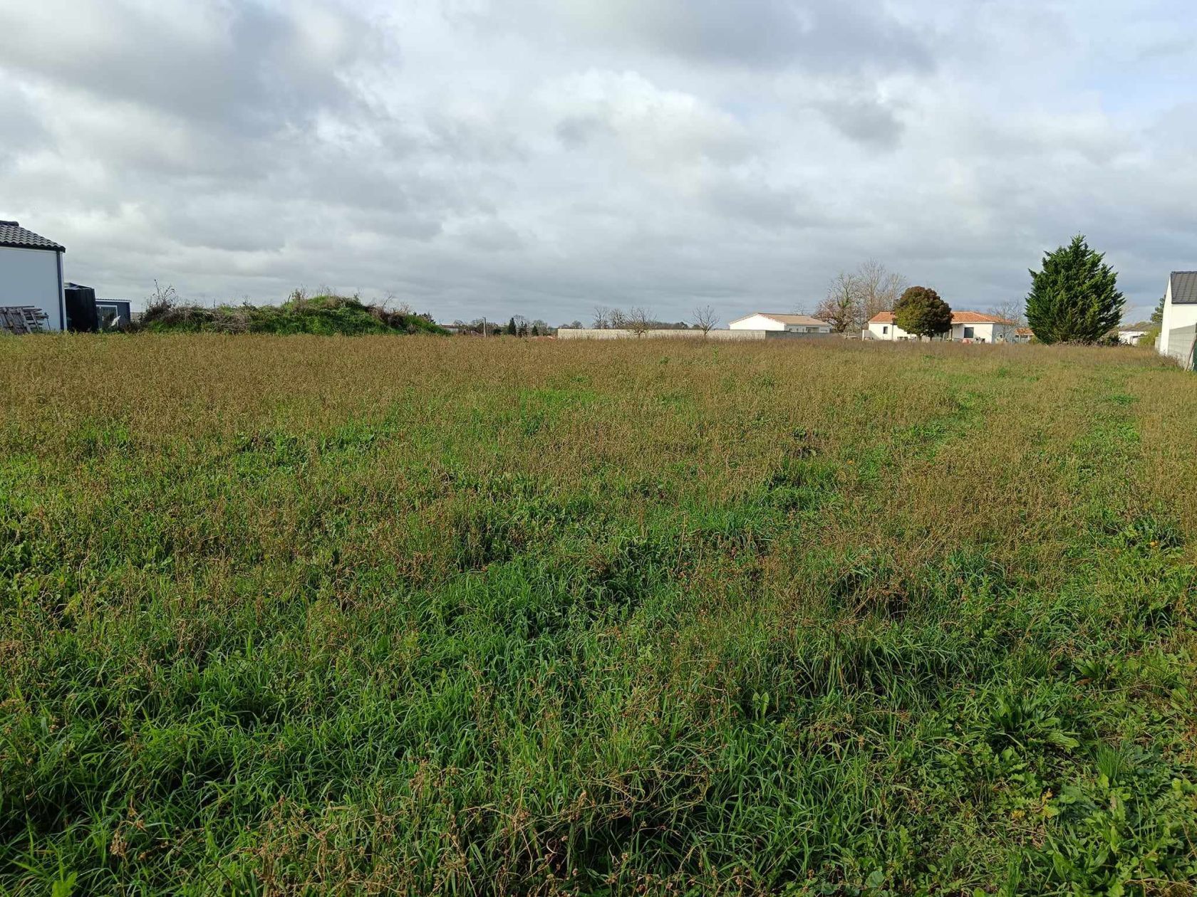 terrain à batir de 1030m2 disponible à ROUFFIAC (17800)