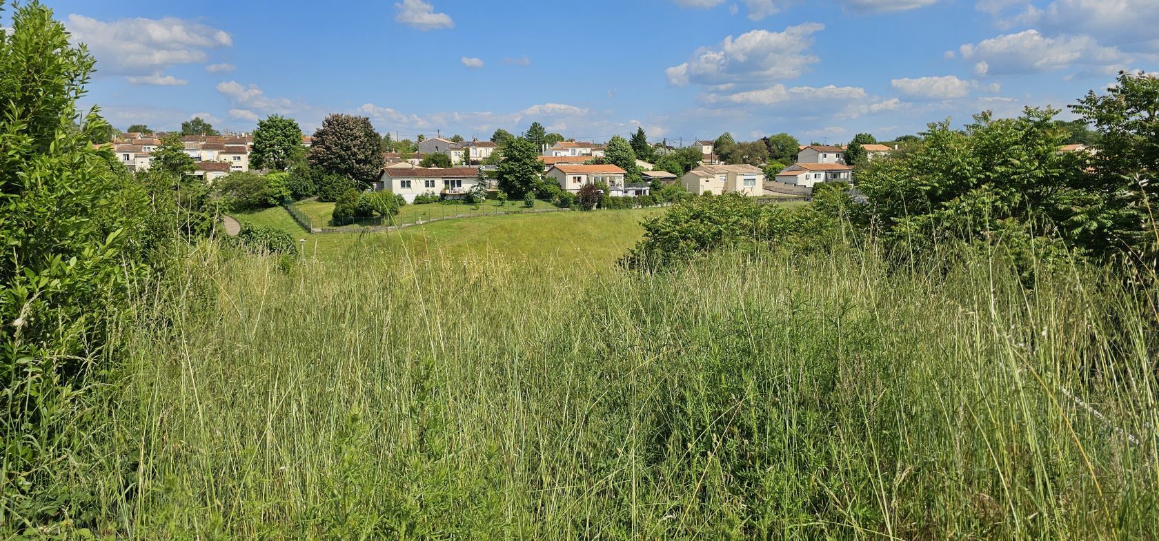 terrain constructible de 1000m2 disponible à SOYAUX (16800)