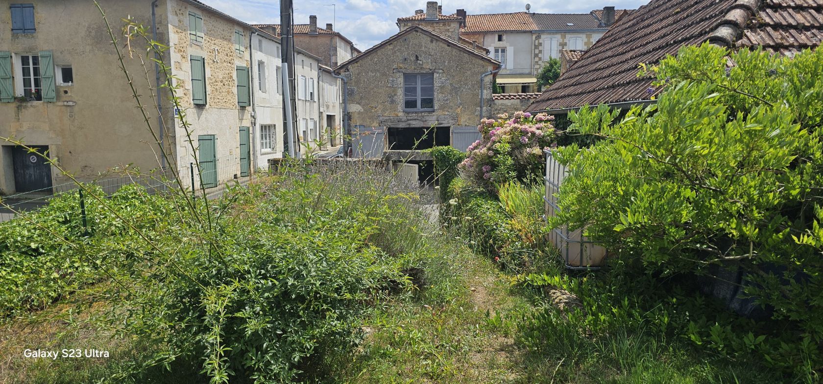 Parcelle de terrain viabilisé de 1200m2 en vente à MONTBRON (16220)