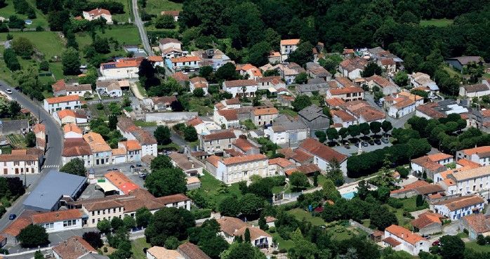 Parcelle de terrain à construire viabilisé de 284m2 en vente à FORGES (17290)