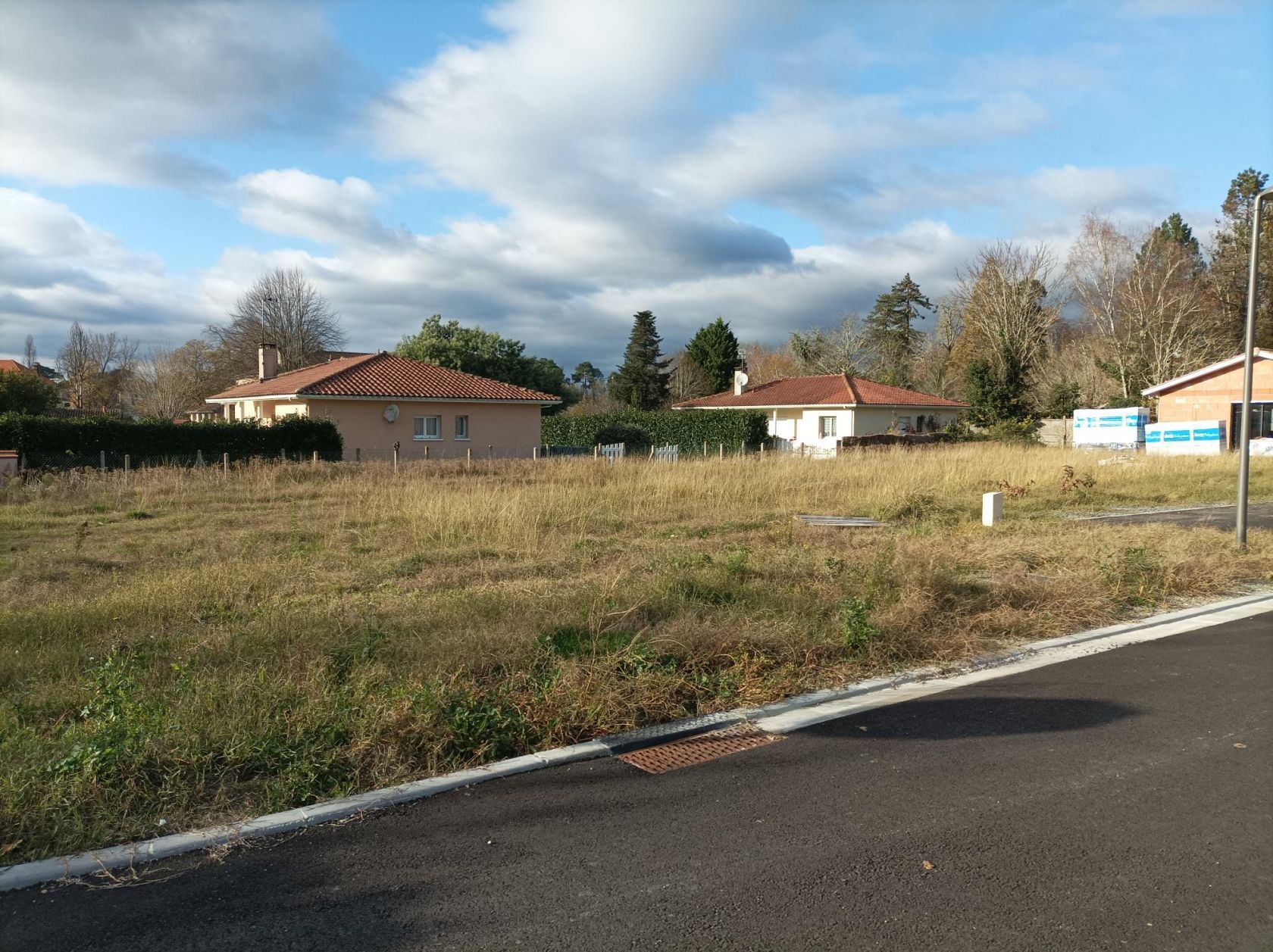 terrain constructible viabilisé disponible à BELIN-BELIET