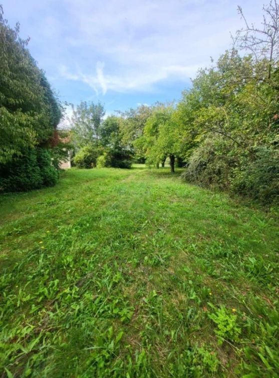 Agréable terrain viabilisé de 879m2 en vente à LACHELLE