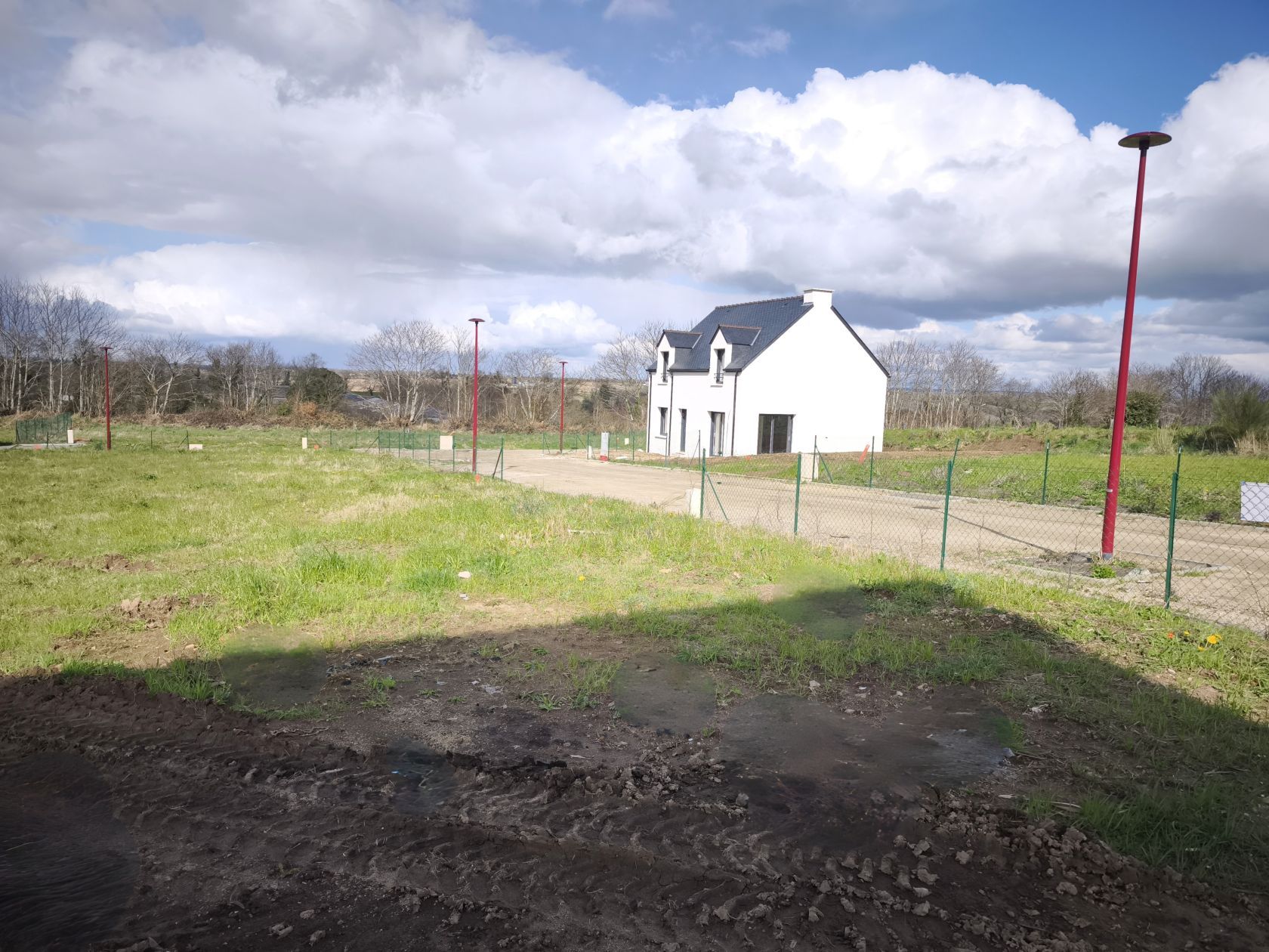 terrain à vendre viabilisé de 352m2 disponible à SAINT-YVI