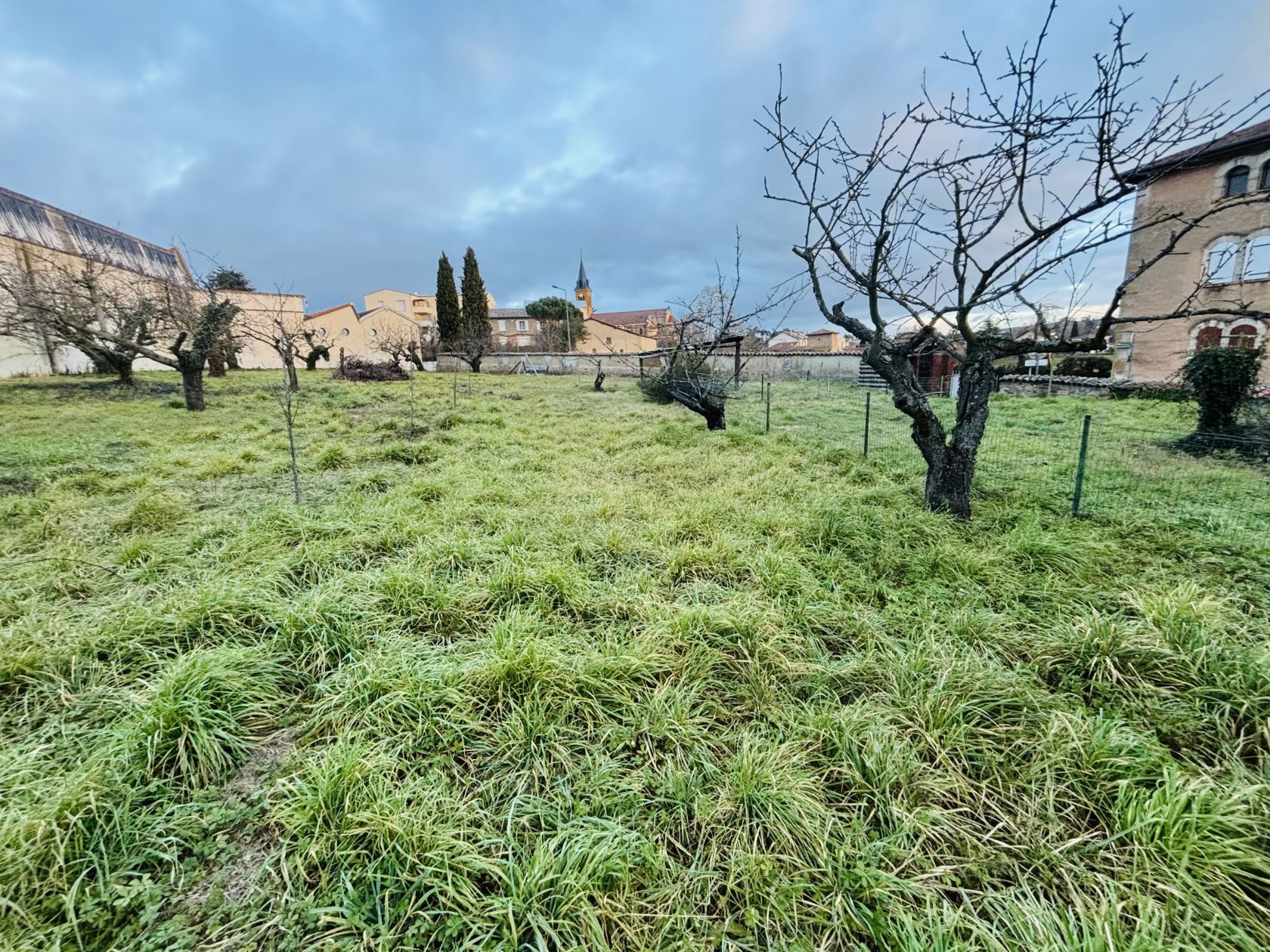 terrain constructible de 835m2 disponible à VINDRY-SUR-TURDINE