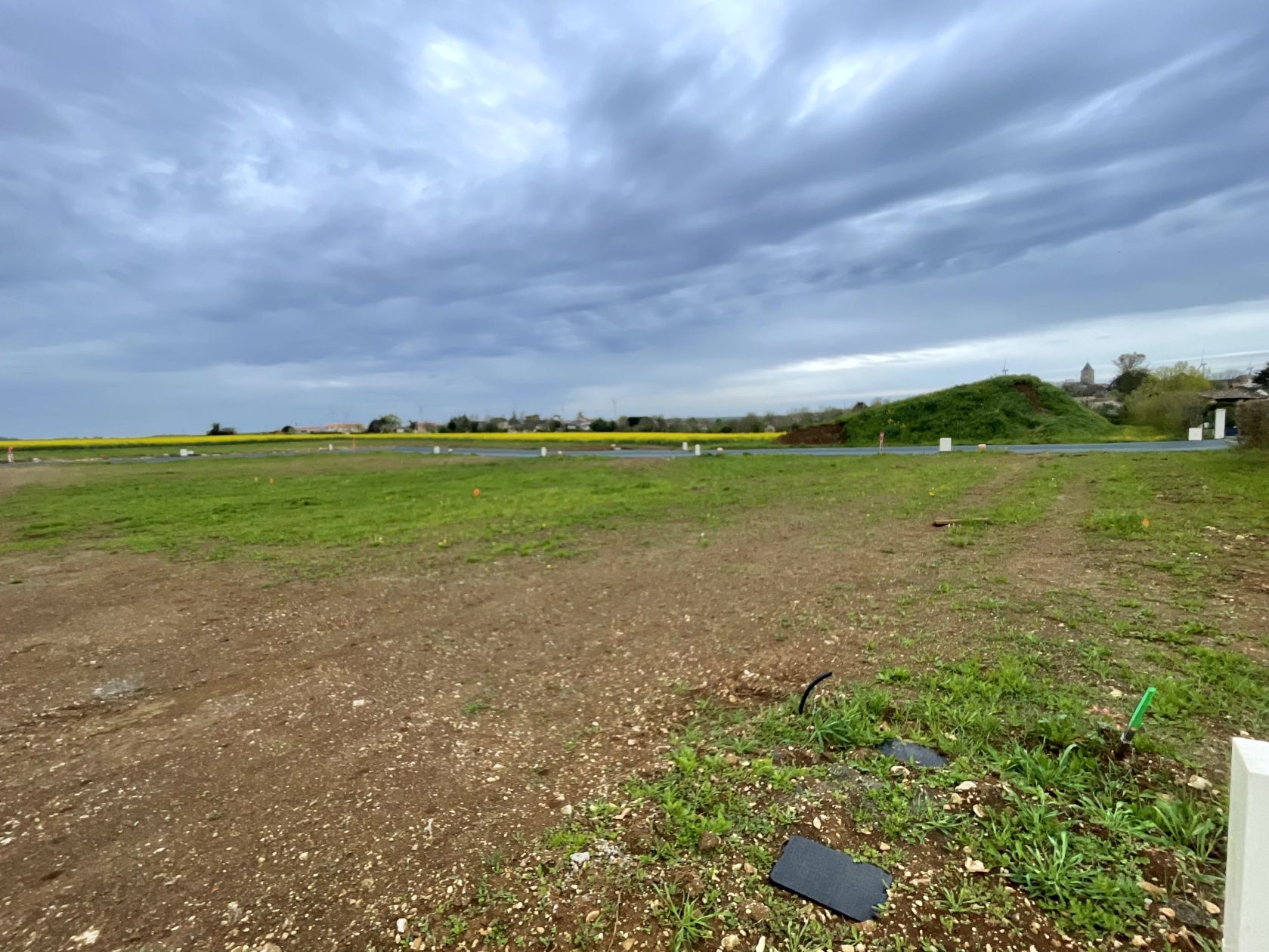 Charmant terrain constructible viabilisé de 427m2 à SAINT-HILAIRE-DES-LOGES (85240)