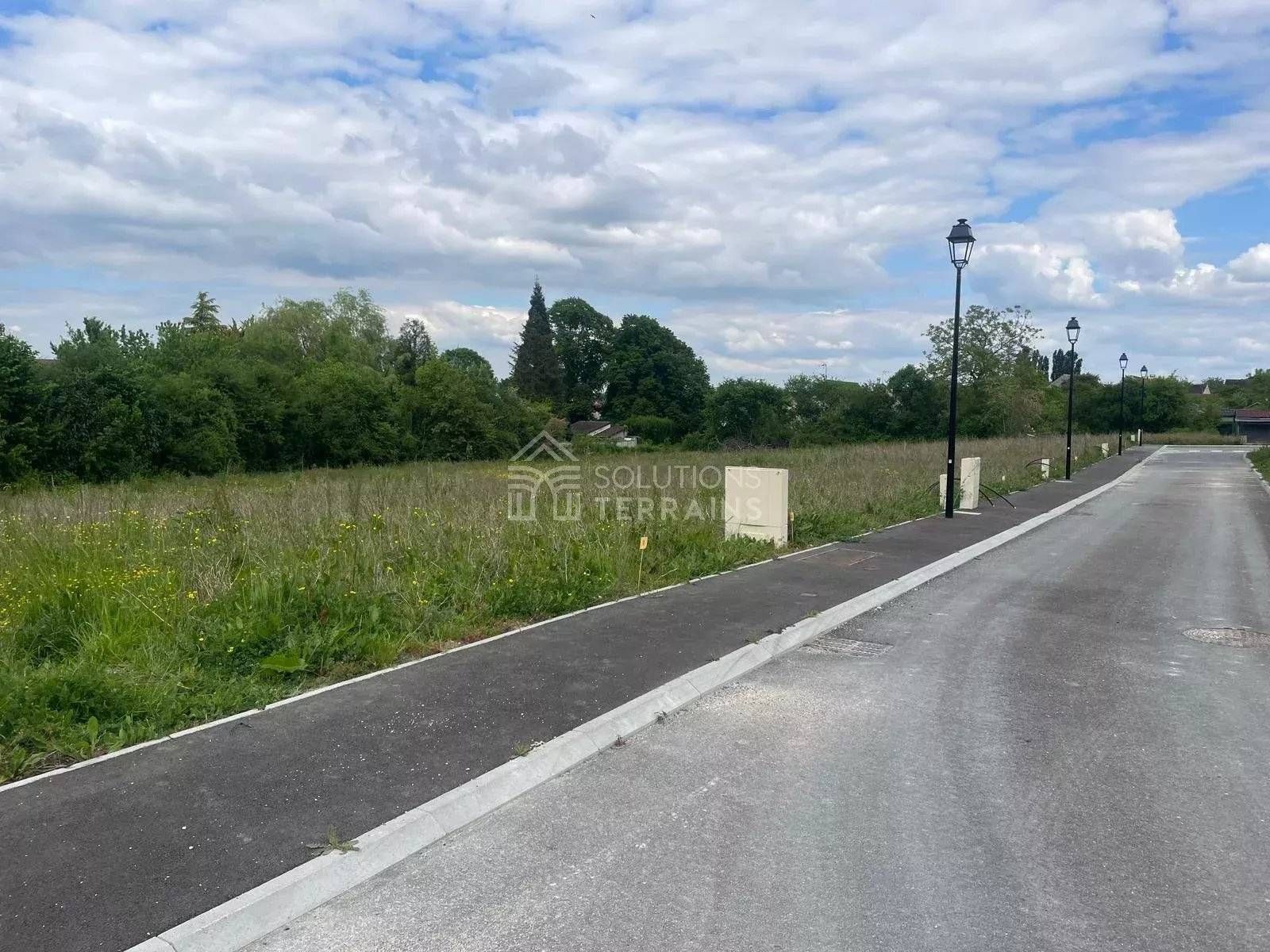 terrain à construire viabilisé de 383m2 disponible à LA CHAPELLE-GAUTHIER (77720)