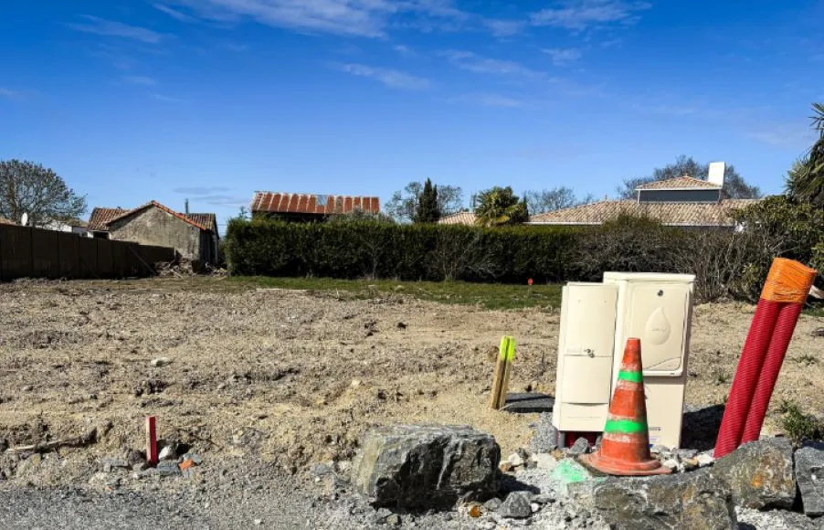 Image Terrain à bâtir de 360 m² à SAINT-HILAIRE-DE-CHALEONS (44)
