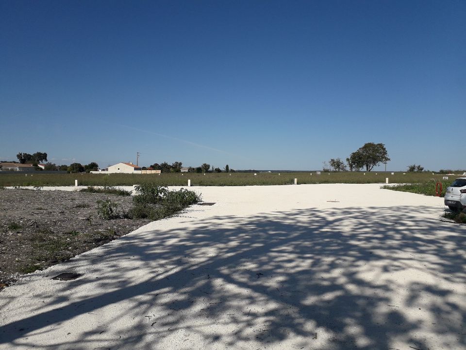 Terrain à bâtir de 677 m² à MEURSAC (17)